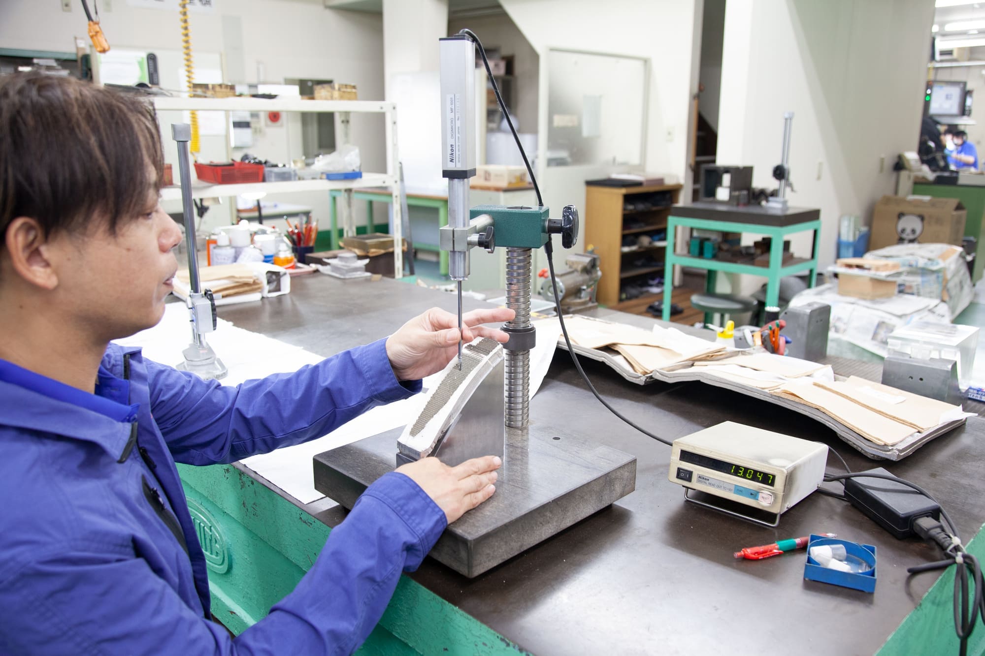 Reflector manufacturing - We apply our long-accumulated experience and know-how to precision metalworking of any material and shape.