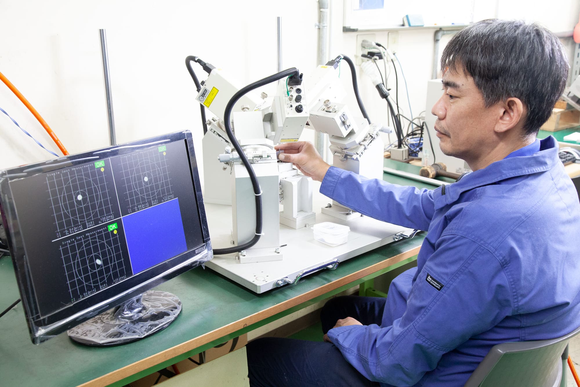 Reflector manufacturing - Skilled engineers hand-polish the fine parts that cannot be finished by machine.