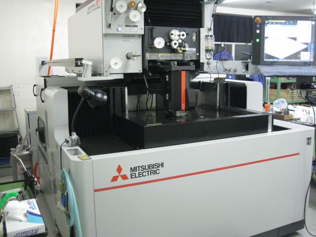 リフレクター製造｜株式会社エスパー｜ワイヤ放電加工機